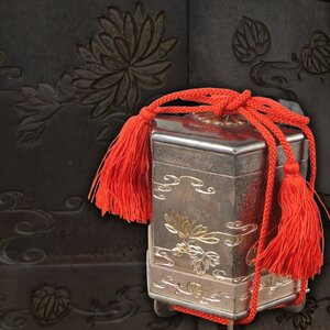 【深和】貝桶形流水菊花葵紋ボンボニエール 昭和10（1935）年 貞明皇后下賜品（近代工芸 菓子器 皇族 皇室 北白川宮 華族 尾張徳川家）</a></h3>
                        