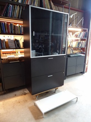 Cassina ixc/カッシーナイクスシー｜ピエロ・リッソーニ｜本棚/書庫/キャビネット｜オフィス・書斎｜ダークオーク材</a></h3>
                        
                        