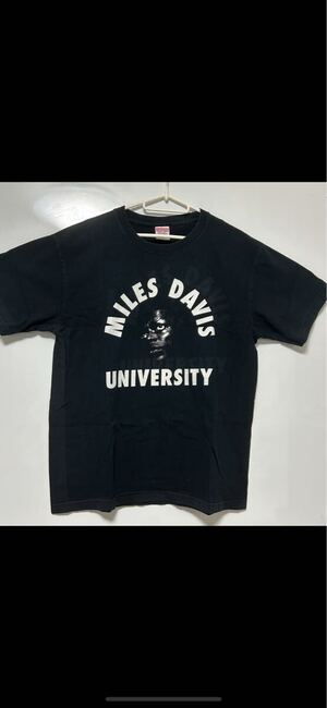MILES DAVIS UNIVERSITYのロゴが入った黒いTシャツ サイズL（中古）入手困難Tシャツ</a></h3>
                        